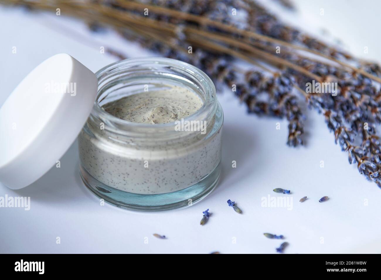 Natürliche handgemachte kosmetische Creme Glas und getrocknete Lavendel Blumen, hellblauer Hintergrund. Bio-Bio-Kosmetik, Aromatherapie-Konzept Stockfoto