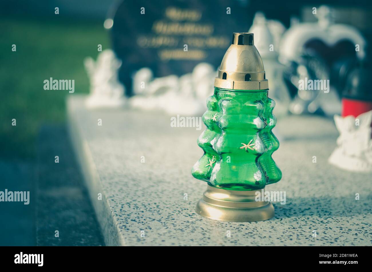 Grüner weihnachtsbaum Dekoration auf dem Grab während Allerheiligen Tag Stockfoto