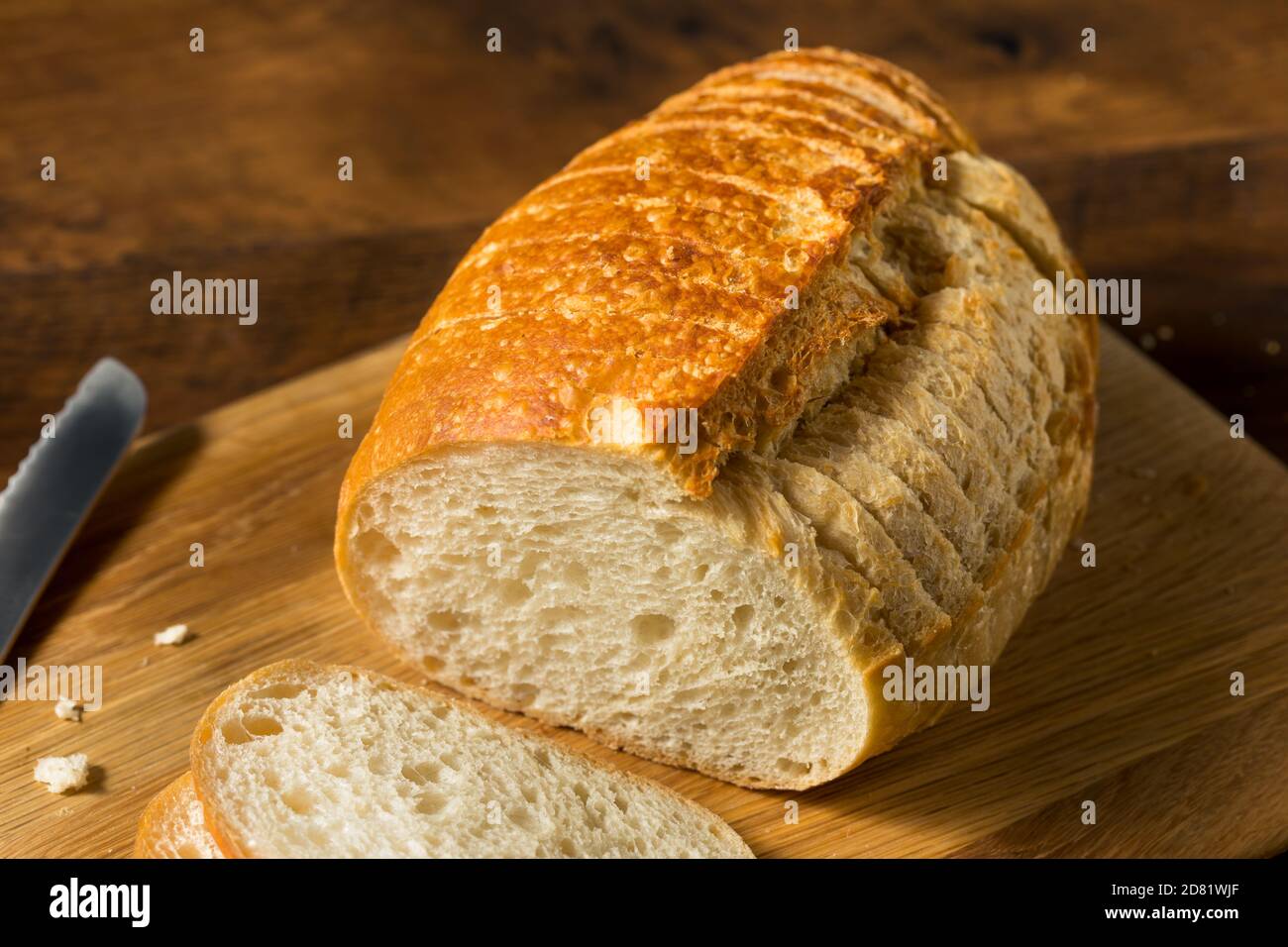 Hausgemachte Bio-Brotscheiben Sauerteig Brot bereit zum Essen Stockfoto