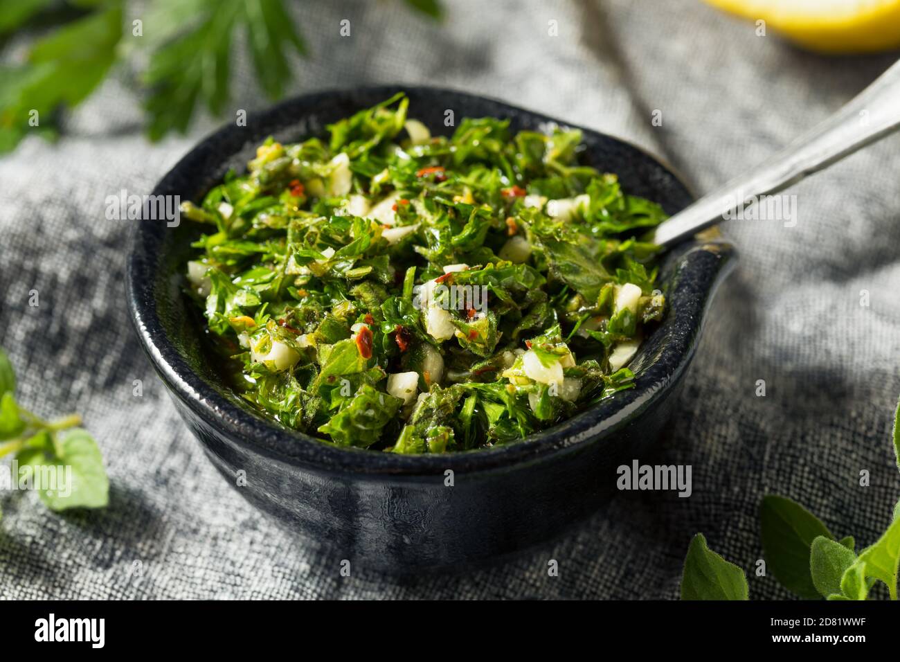 Hausgemachte pikante Chimichurri-Sauce mit Petersilie und Oregano Stockfoto