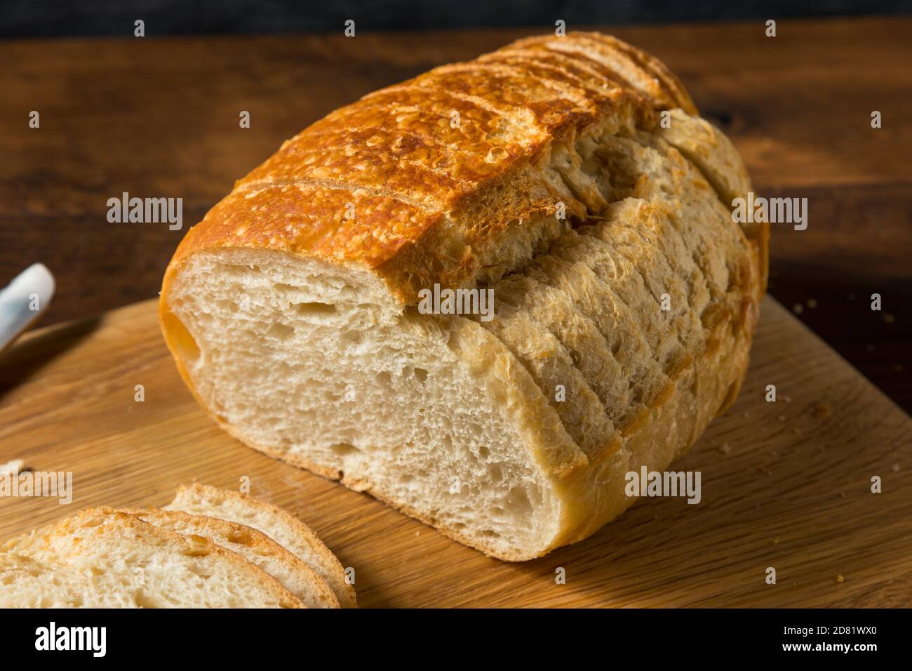 Hausgemachte Bio-Brotscheiben Sauerteig Brot bereit zum Essen Stockfoto