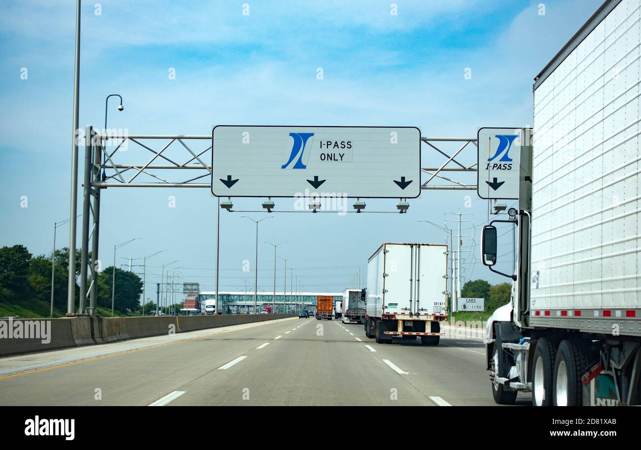 Die Autobahnauszeichnung für Fahrzeuge mit elektronischer i-Pass-Maut ist für die Durchfahrt ohne Anhalten verantwortlich. Chicago Illinois IL USA Stockfoto