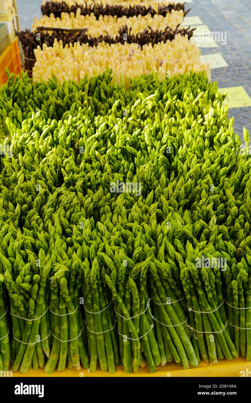 Grüner & weißer Spargel auf einem deutschen Marktstand. Stockfoto