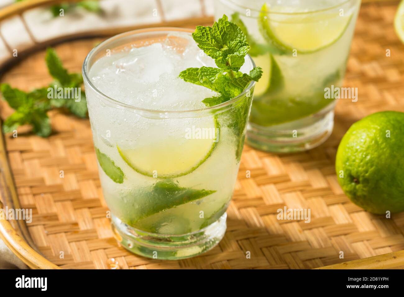 Erfrischender Rum Mint Mojito Cocktail mit Limette Stockfoto