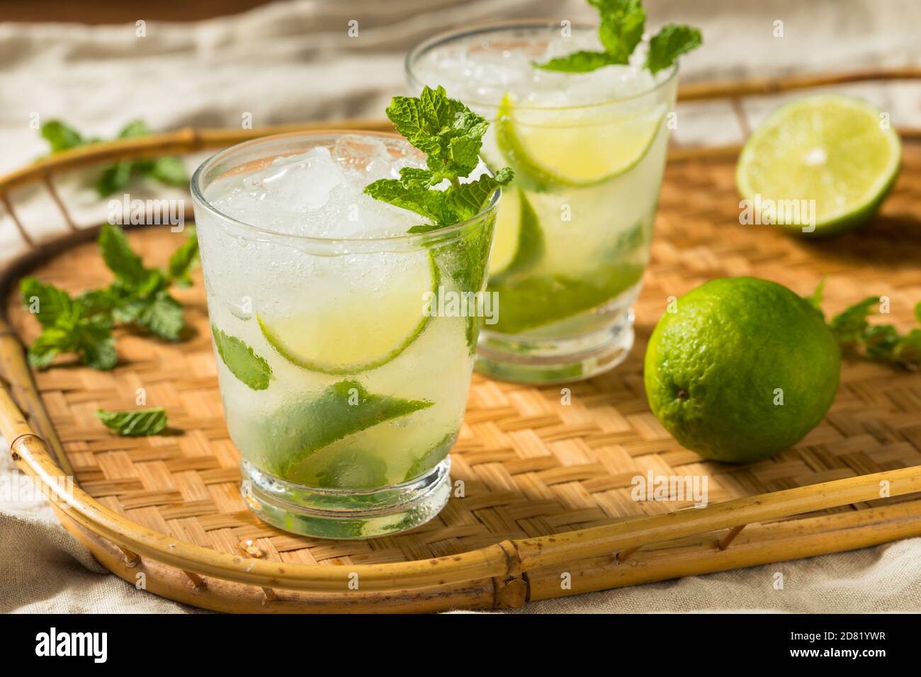Erfrischender Rum Mint Mojito Cocktail mit Limette Stockfoto