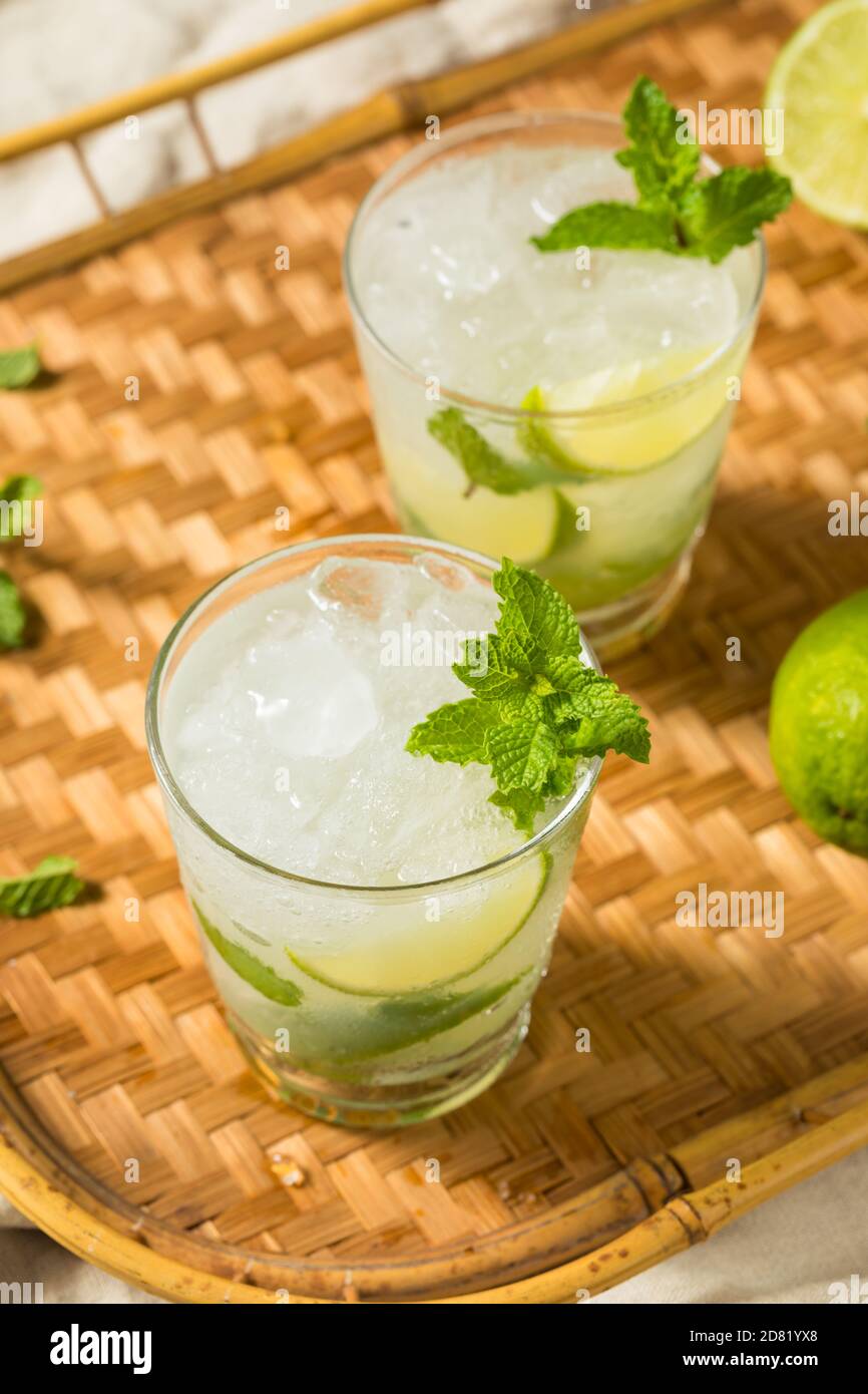 Erfrischender Rum Mint Mojito Cocktail mit Limette Stockfoto