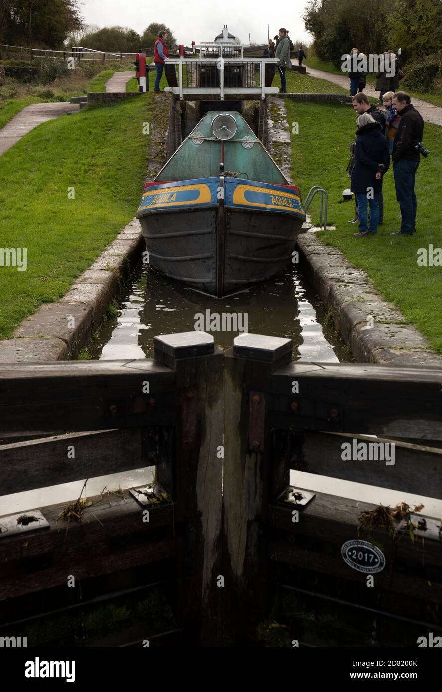 Ein schmales Boot fährt durch eine Schleuse bei Foxton Locks auf dem Grand Union Canal, Leicestershire England. Stockfoto