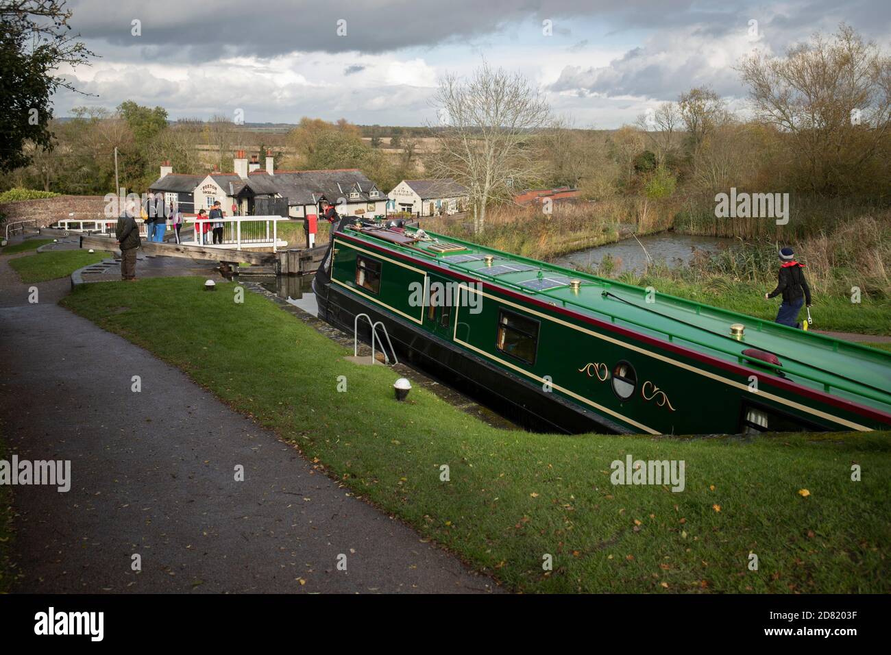 Ein schmales Boot fährt durch eine Schleuse bei Foxton Locks auf dem Grand Union Canal, Leicestershire England. Stockfoto