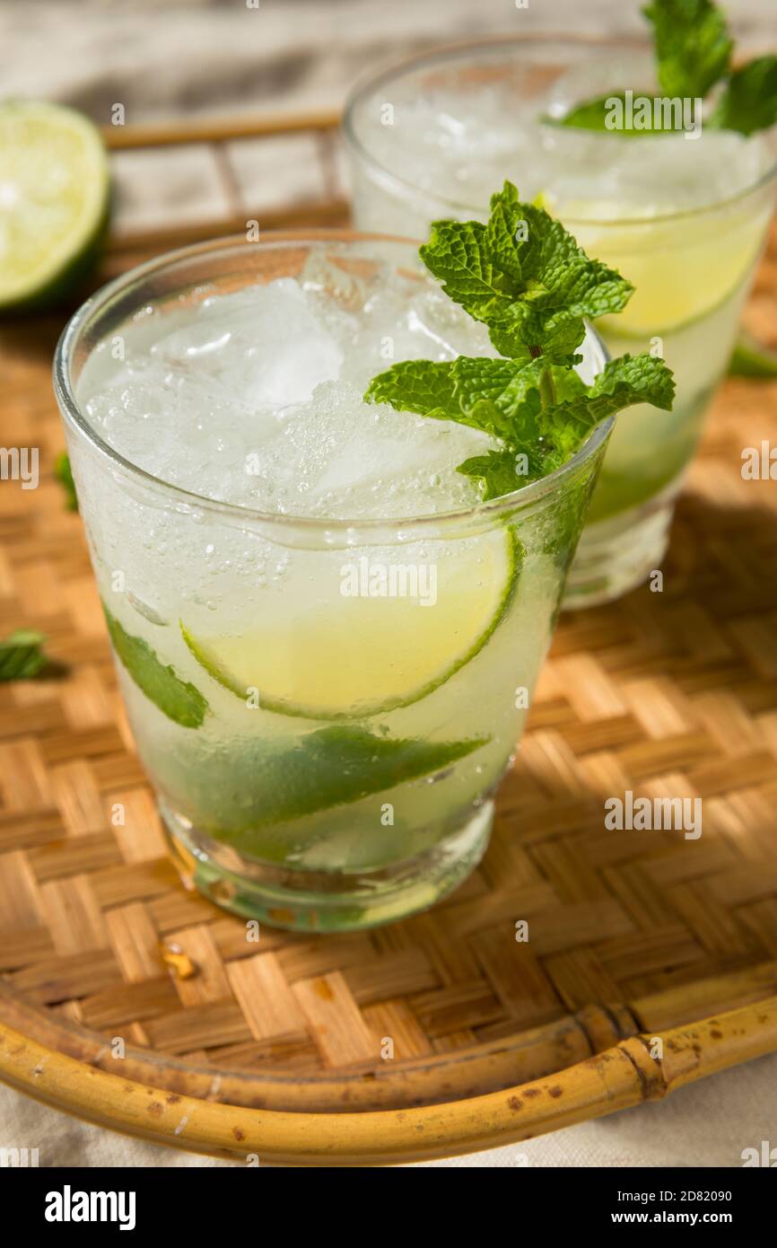 Erfrischender Rum Mint Mojito Cocktail mit Limette Stockfoto