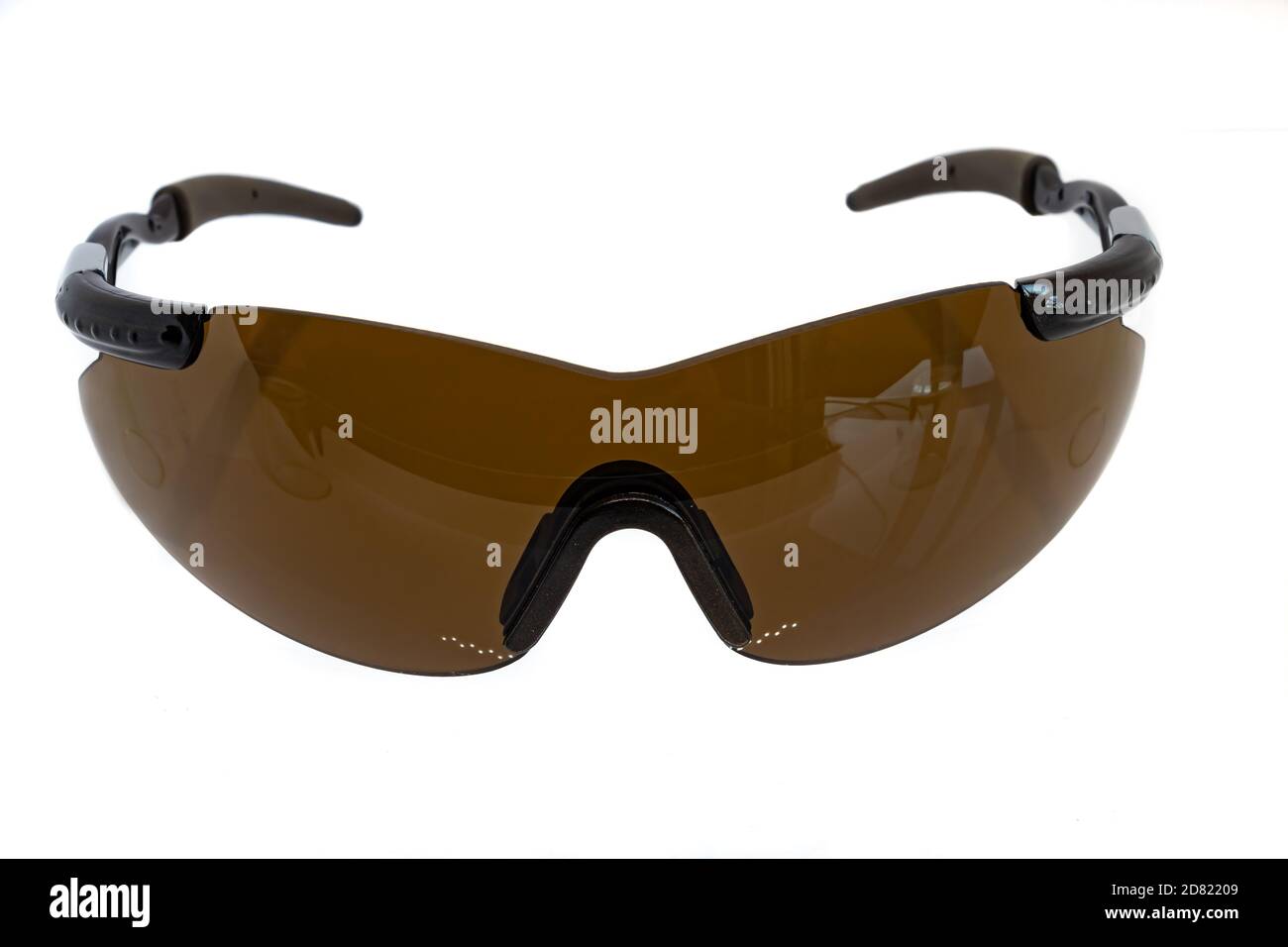 Sport- und Sicherheitssonnenbrille auf weißem Hintergrund isoliert. Brillen Stockfoto