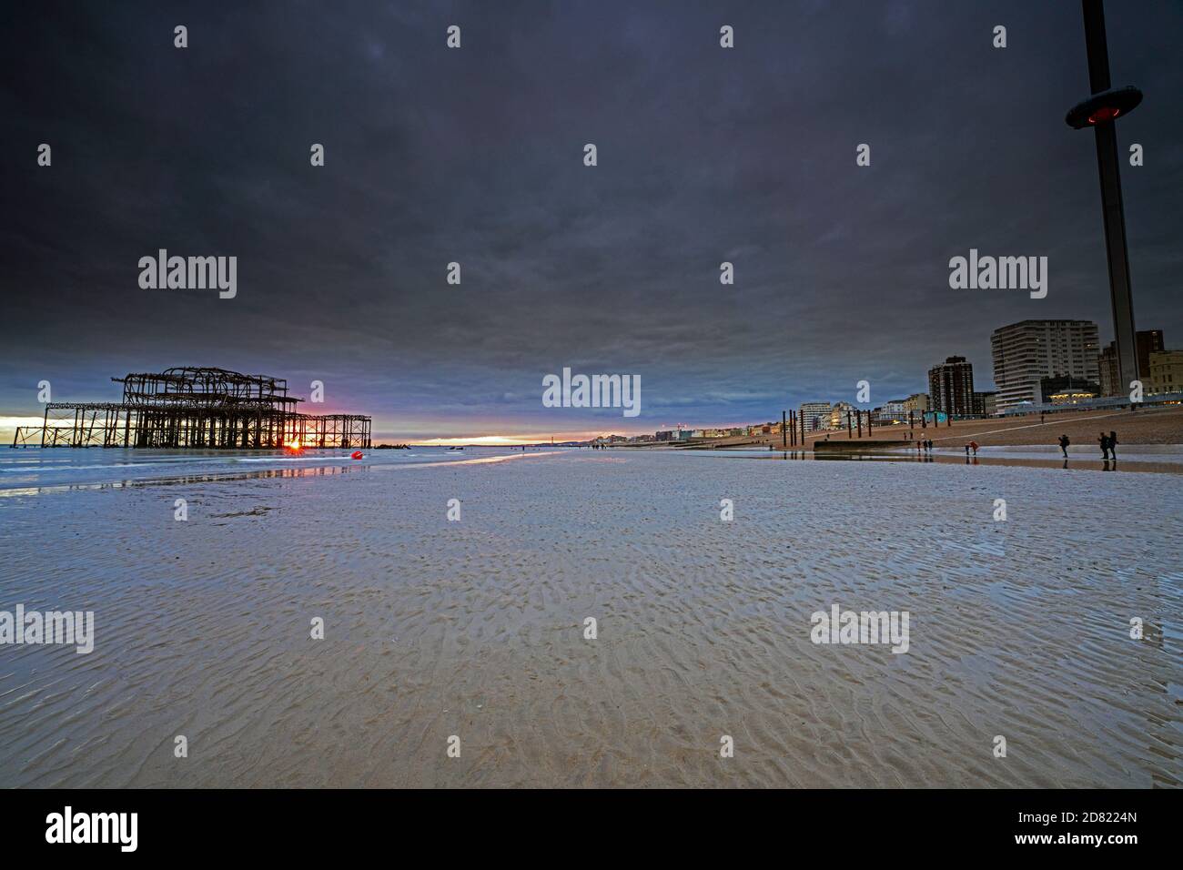 West Pier und die i360 bei Sonnenuntergang, Brighton, Hove, East Sussex, England, Großbritannien, GB Stockfoto
