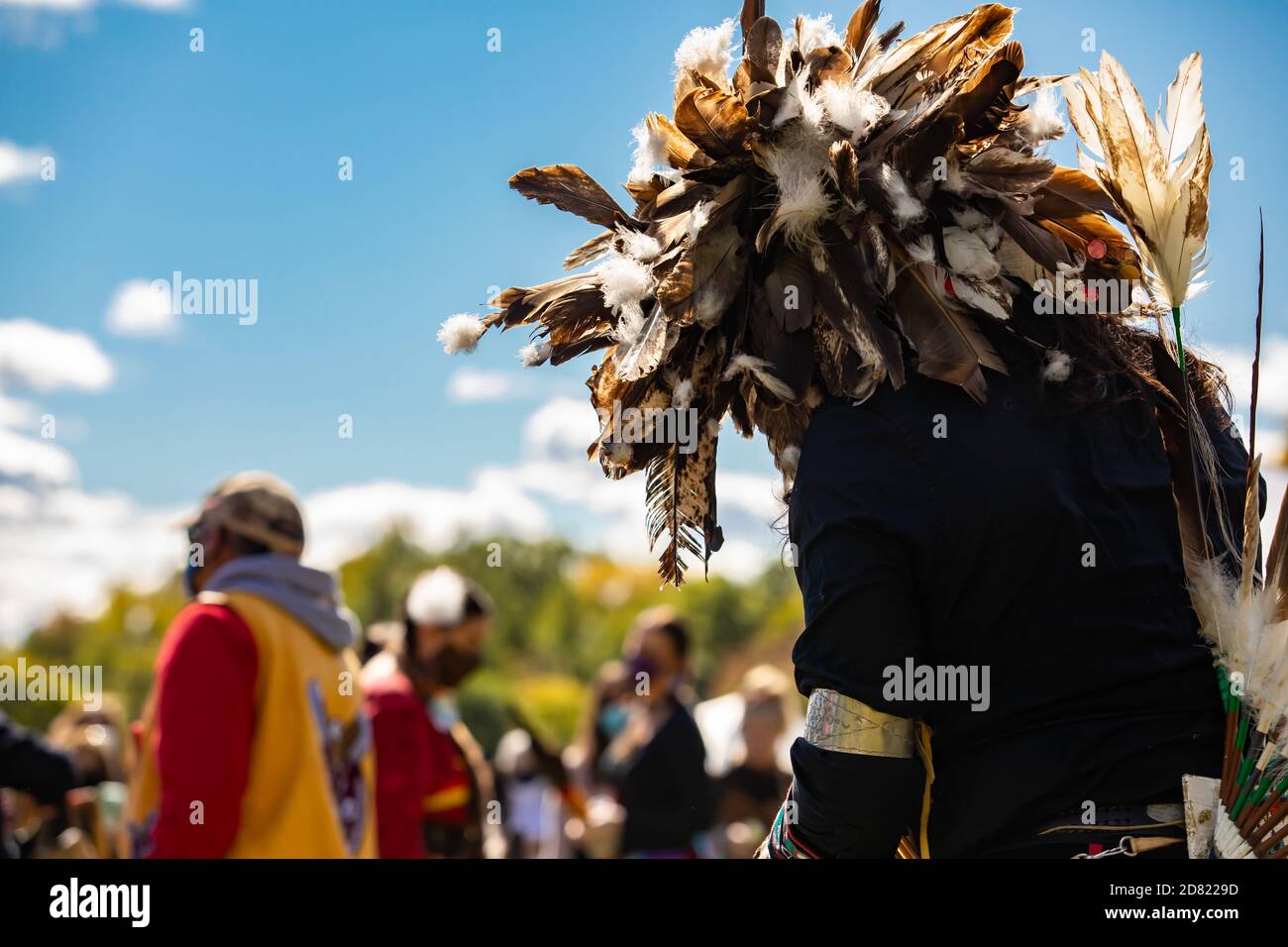 Outaouais, Quebec - 19. September 2020: Selektiver Fokus des nicht anerkannten Performers mit Feder in der Nähe Gesicht in kulturellen Fiesta Stockfoto