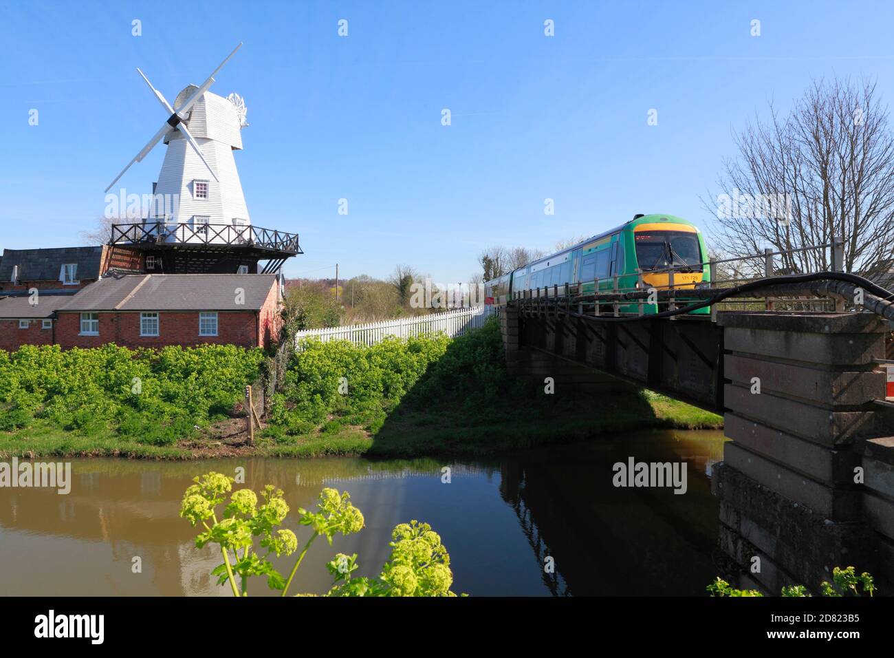 Rye, südöstlicher Zug verlässt Station, über Flussbrücke durch die Windmühle, East Sussex, Großbritannien Stockfoto