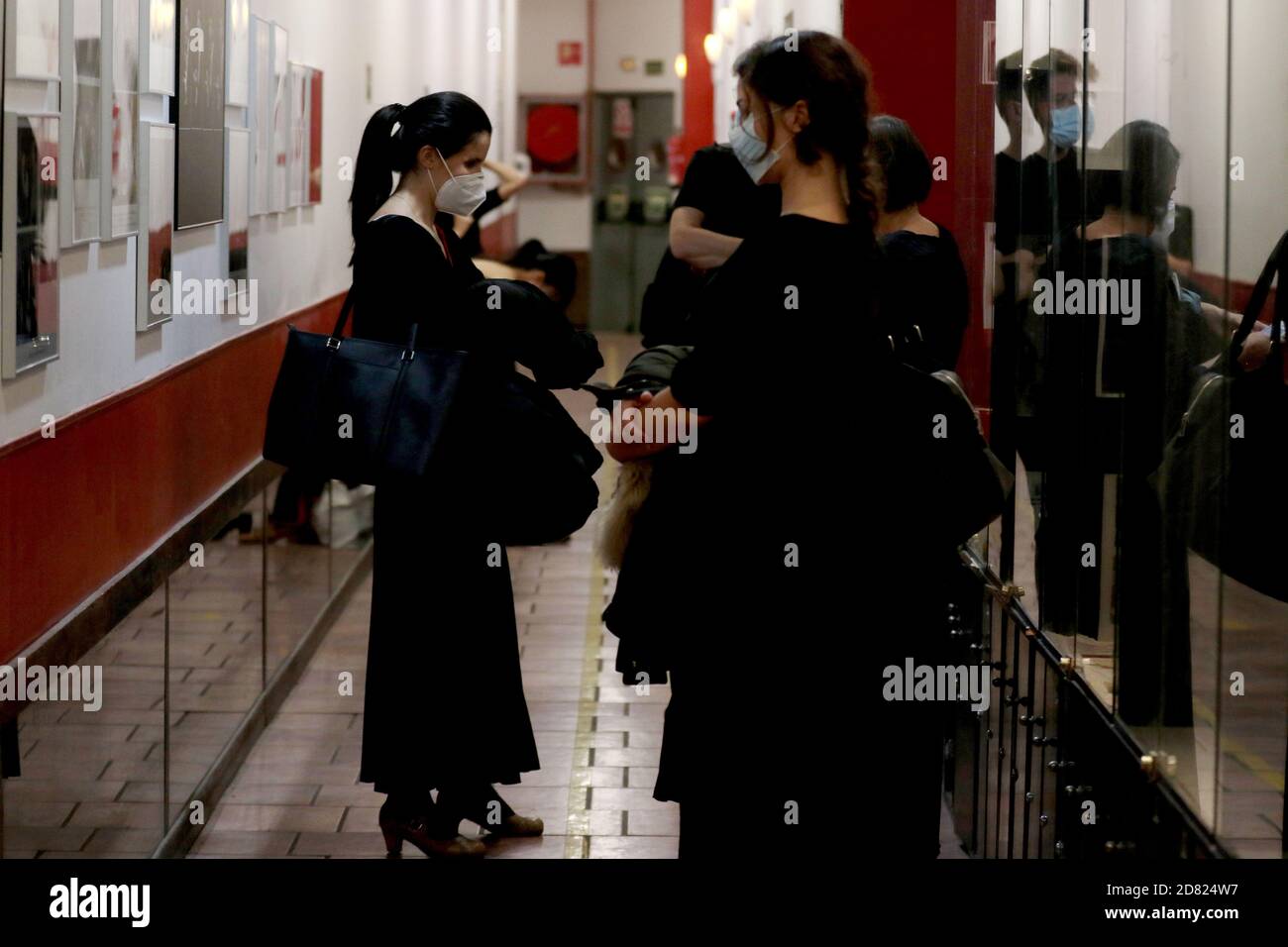 Madrid, Spanien; 26/10/2020.- Centro de Arte Flamenco y Danza Española Amor de Dios setzt seine Verbreitung und Lernaktivitäten mit den Maßnahmen fort, die der zweiten Welle der Covid-19 Pandemie entsprechen.Kulturelle Aktivitäten sind sehr betroffen und versuchen, in Madrid zu überleben, In diesem Raum gibt es auch die Ausstellung über den 'cantaor' Enrique Morente vom 15. Oktober bis 20. Dezember 2020 im Rahmen des Festivals Suma Flamenca 2020. Foto: Juan Carlos Rojas/Picture Alliance weltweit Stockfoto