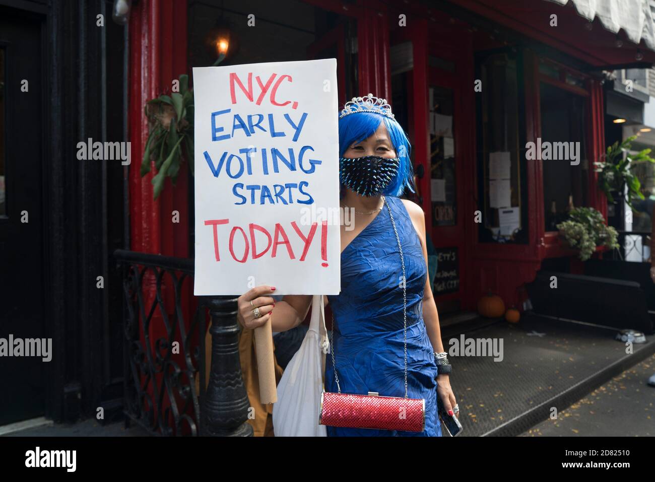 Eine Frau, die am 24. Oktober 2020, dem ersten Tag der frühen Abstimmung im Staat New York, in der Schlange zur Abstimmung stand, war zu diesem Anlass in Rot, Weiß und Blau gekleidet Stockfoto