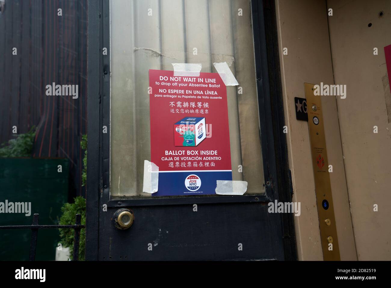 Ein Schild bei einer Umfrage in Manhattan, die für eine vorzeitige Abstimmung offen war, gab an, dass ein Drop-Box für ausgefüllte Abwesenheitswahlzettel zur Verfügung stand, um Wartezeiten in der Schlange zu vermeiden. Stockfoto