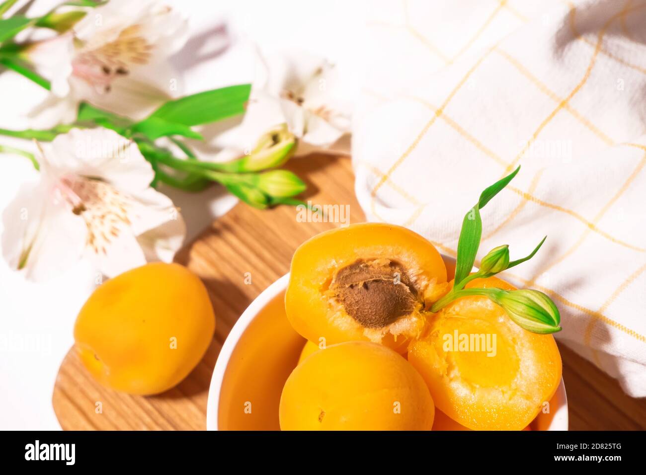 Zusammensetzung von frischen Aprikosen für kulinarische Dessertklasse oder Tapete. Sommerliche Obsternte. Gesunde vegane Ernährung. Rohrezept Stockfoto