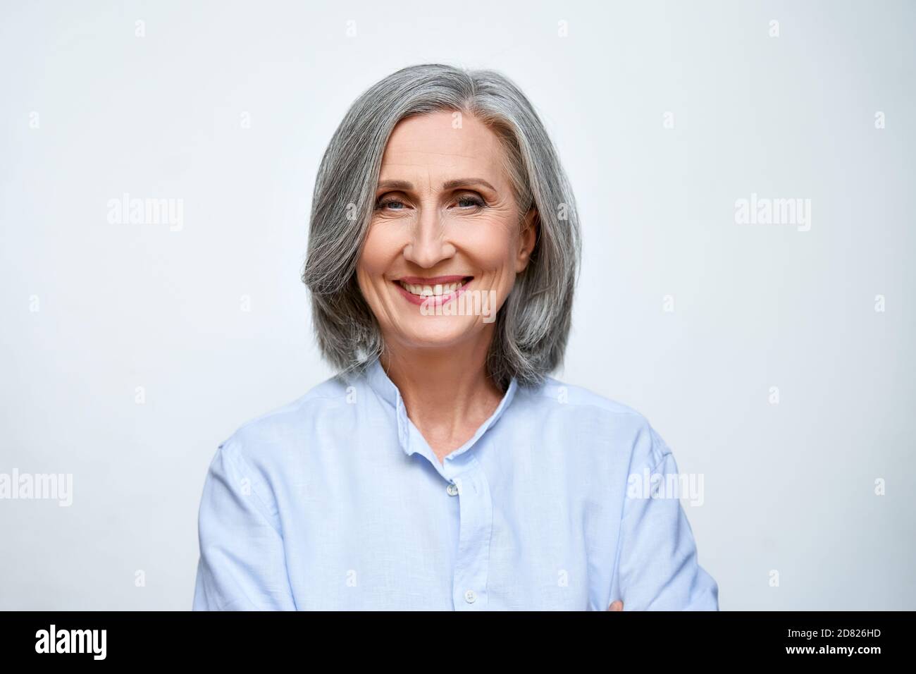 Lächelnd reife Geschäftsfrau isoliert auf weißem Hintergrund, Kopfschuss Porträt. Stockfoto