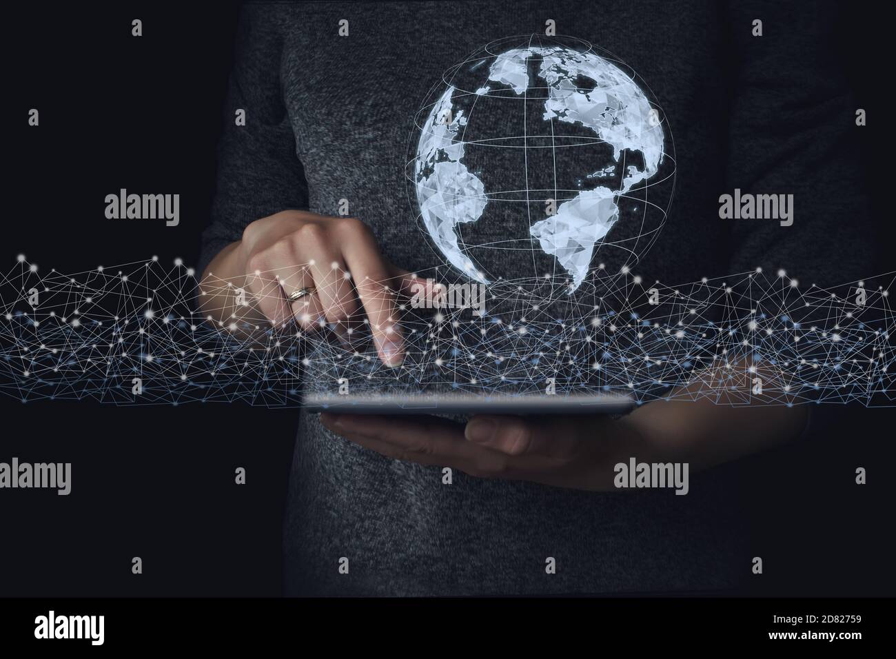 Hand berühren globale Netzwerkverbindung und Datenaustausch auf dem Planeten Erde Hintergrund, futuristisches Konzept Stockfoto