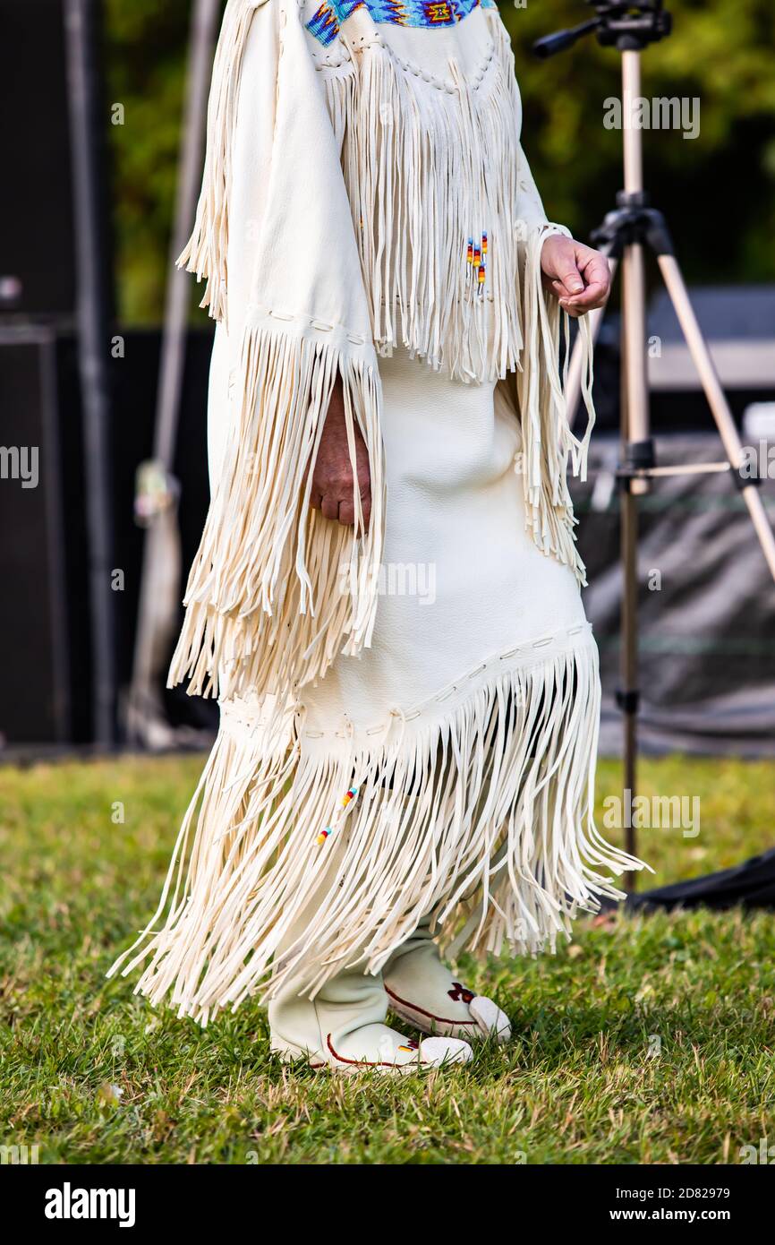 Outaouais, Quebec - 19. September 2020: Körper einer nicht anerkannten Person in einem Lederkostüm mit Rüschen gekleidet Spaziergang im Park in kulturellen Fiesta Stockfoto
