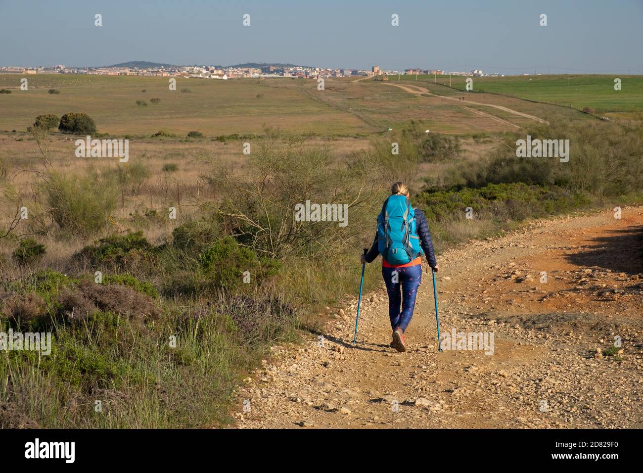 Pilgerfrau auf dem Weg zur spanischen Stadt Cáceres auf dem Vía de la Plata. Stockfoto