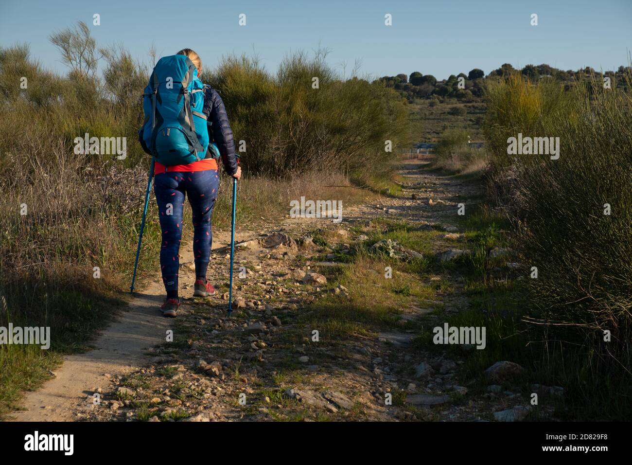 Pilgerfrau auf dem Weg zur spanischen Stadt Cáceres auf dem Vía de la Plata. Stockfoto
