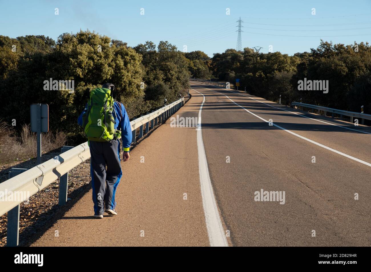 Pilger auf einer Straße während seiner Pilgerfahrt auf Vía de la Plata, in der Region Extremadura (Spanien). Stockfoto
