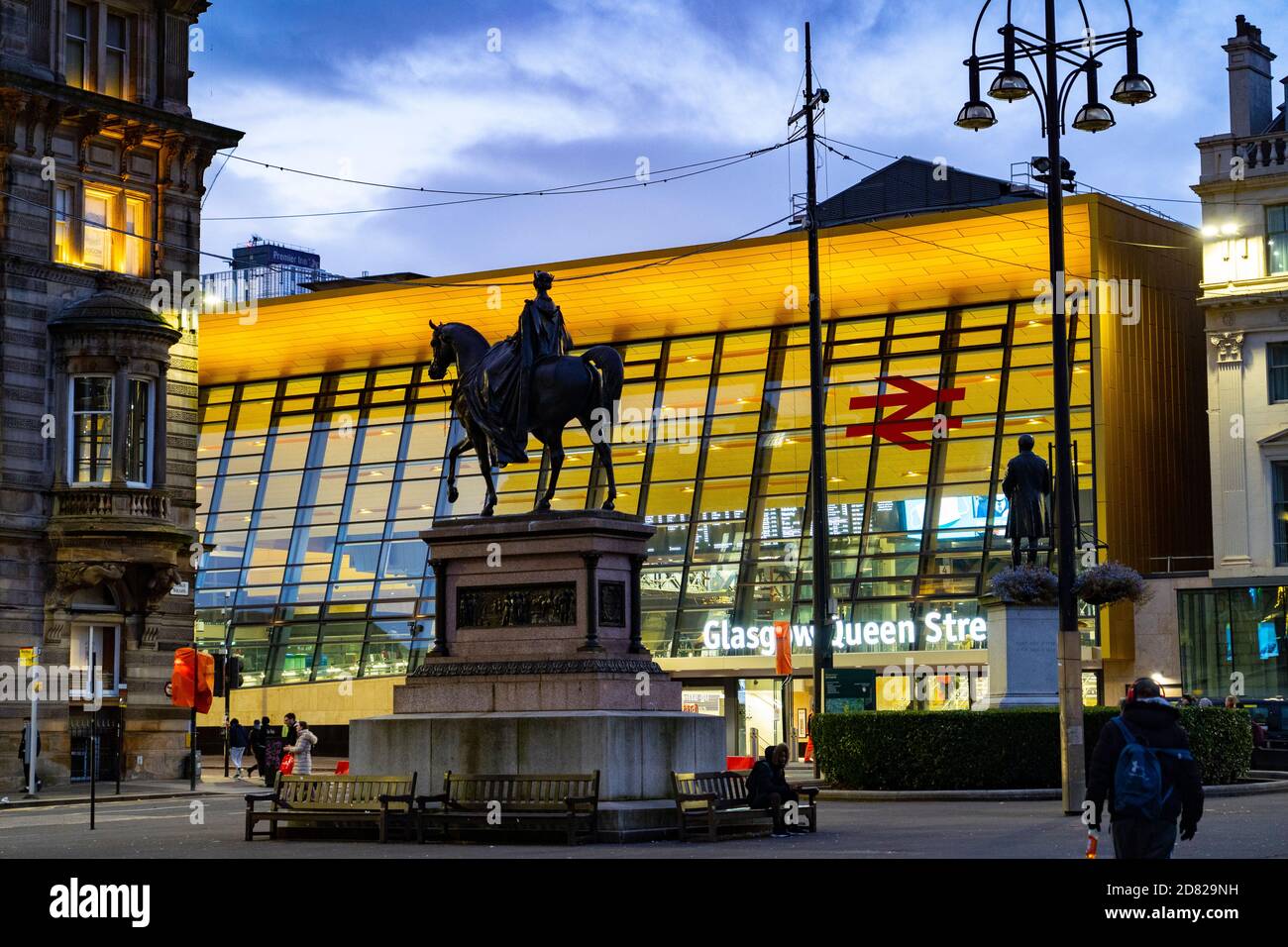 Außenansicht der neuen Fassade des Bahnhofs Glasgow Queen Street in Glasgow, Schottland, Großbritannien Stockfoto