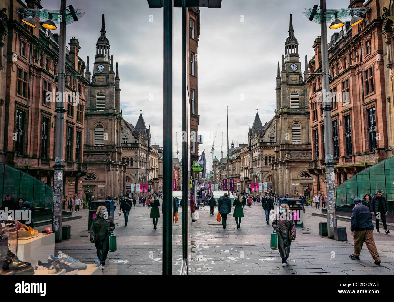 Die Käufer in der Buchanan Street in Glasgow spiegeln sich im Schaufenster, Schottland, Großbritannien Stockfoto