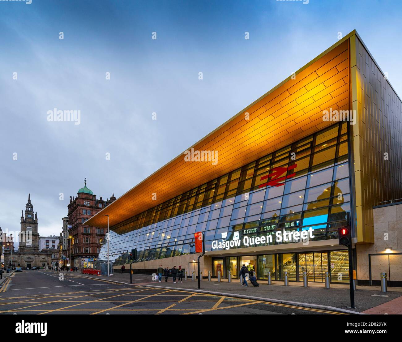 Außenansicht der neuen Fassade des Bahnhofs Glasgow Queen Street in Glasgow, Schottland, Großbritannien Stockfoto