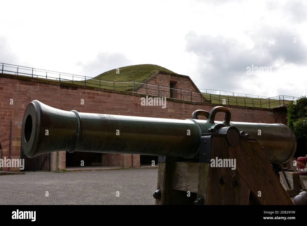 Kanone, eine historische Artillerie, Metall-Geschoss-Waffe in der seitlichen Ansicht, ein Artefakt auf dem Boden der Zitadelle oder Festung von Belfort, Frankreich. Stockfoto
