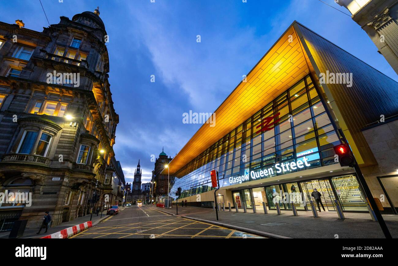 Außenansicht der neuen Fassade des Bahnhofs Glasgow Queen Street in Glasgow, Schottland, Großbritannien Stockfoto