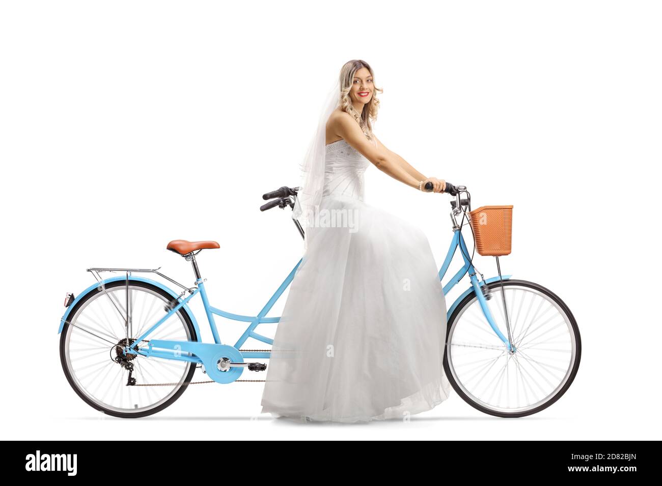 In voller Länge Aufnahme einer schönen Braut, die ein Tandem reitet Fahrrad  und lächelnd auf die Kamera isoliert auf weißem Hintergrund Stockfotografie  - Alamy