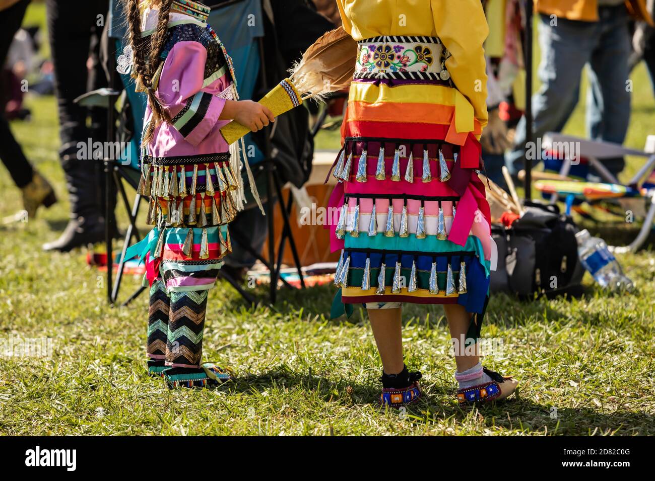 Outaouais, Quebec - 19. September 2020: Selektiver Fokus der jungen weiblichen Beine mit farbenfroher Kleidung, die Requisiten während der Kulturfesta hält Stockfoto