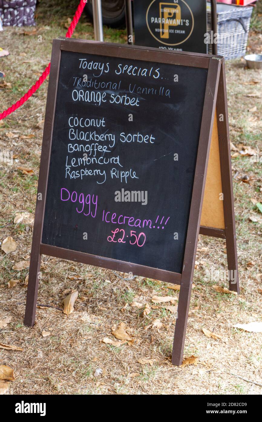 Sandwich-Board für doggy Eis in Orford, Woodbridge, Suffolk, Großbritannien. Stockfoto