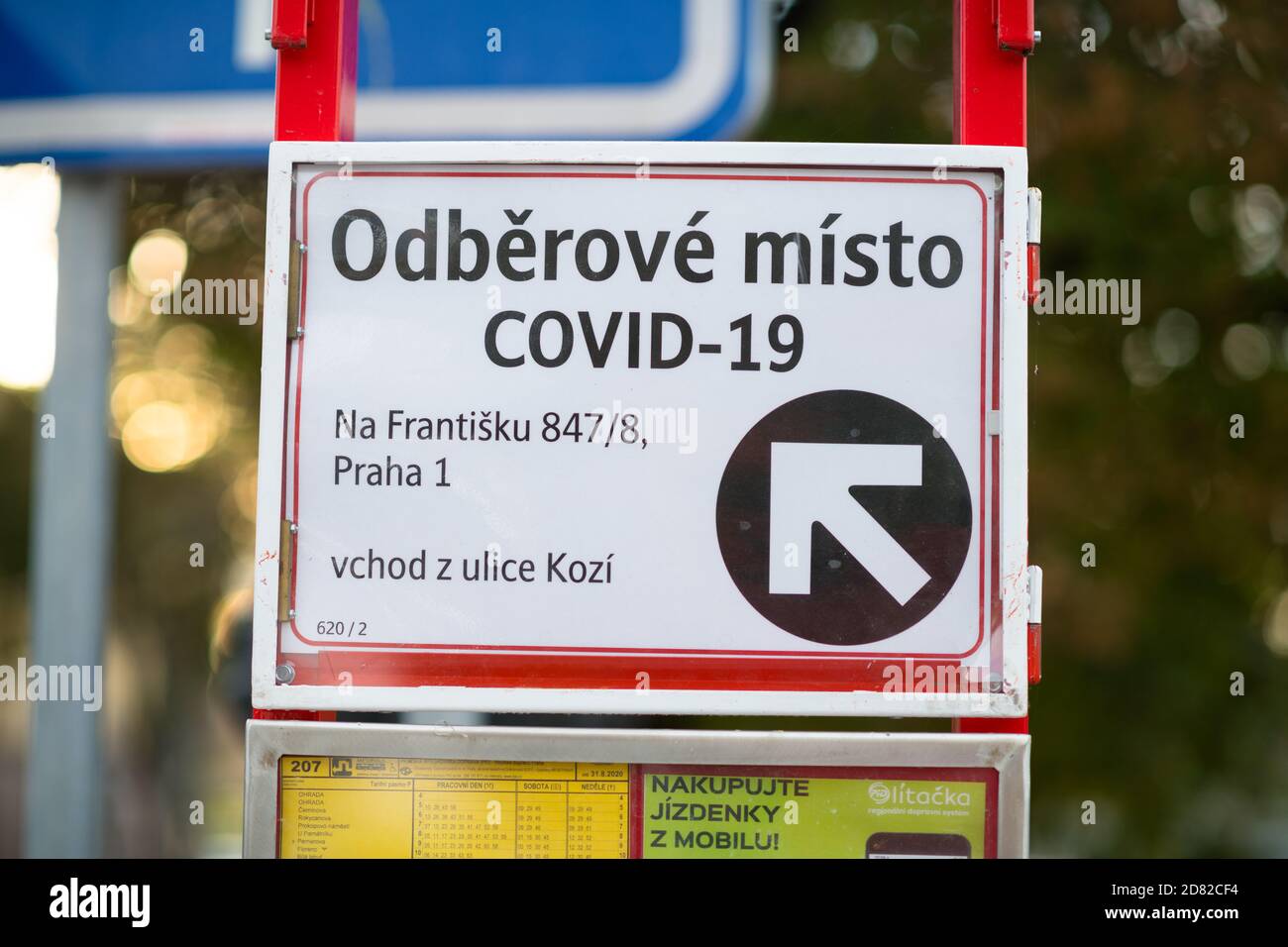 PRAG - 8. Oktober 2020: Covid Testpunkt Richtungsschild in Prag Tschechische Republik. Stockfoto