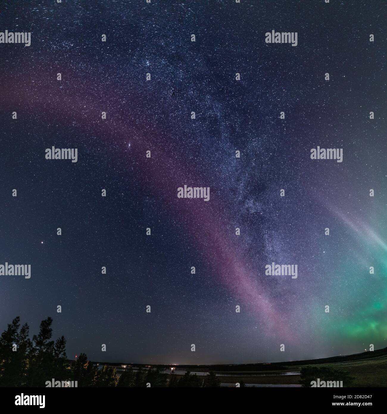 Sehr seltene erstaunliche Foto von der ganzen Milchstraße Panorama mit himmlischen STEVE Phänomen, grüne Aurora Lichter unten, Nordschweden Landschaft. 23. Oktober Stockfoto