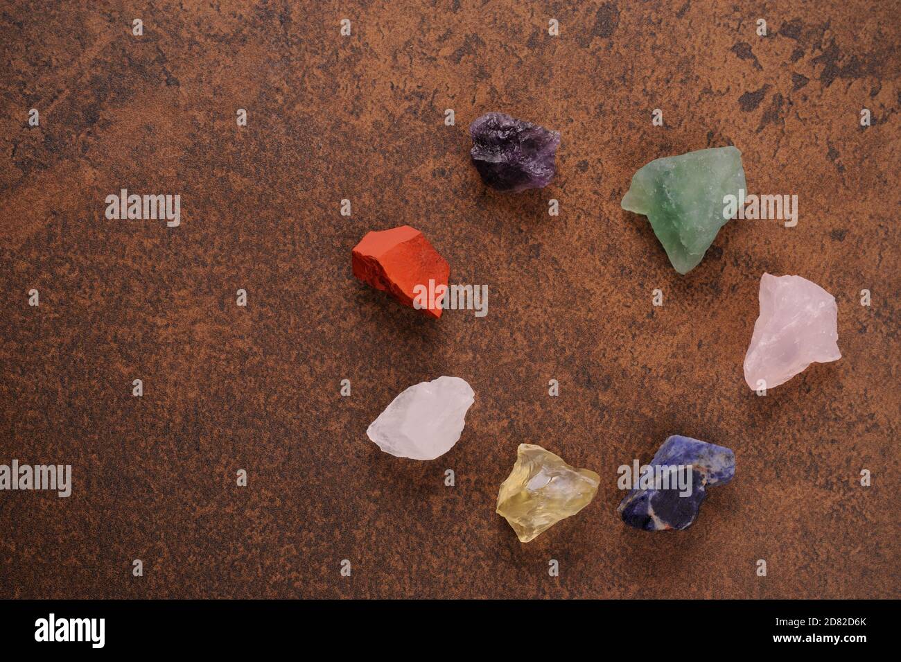 Nahaufnahme von Chakra Steinen, Chakra Kristallen, heilende Steine. Stockfoto