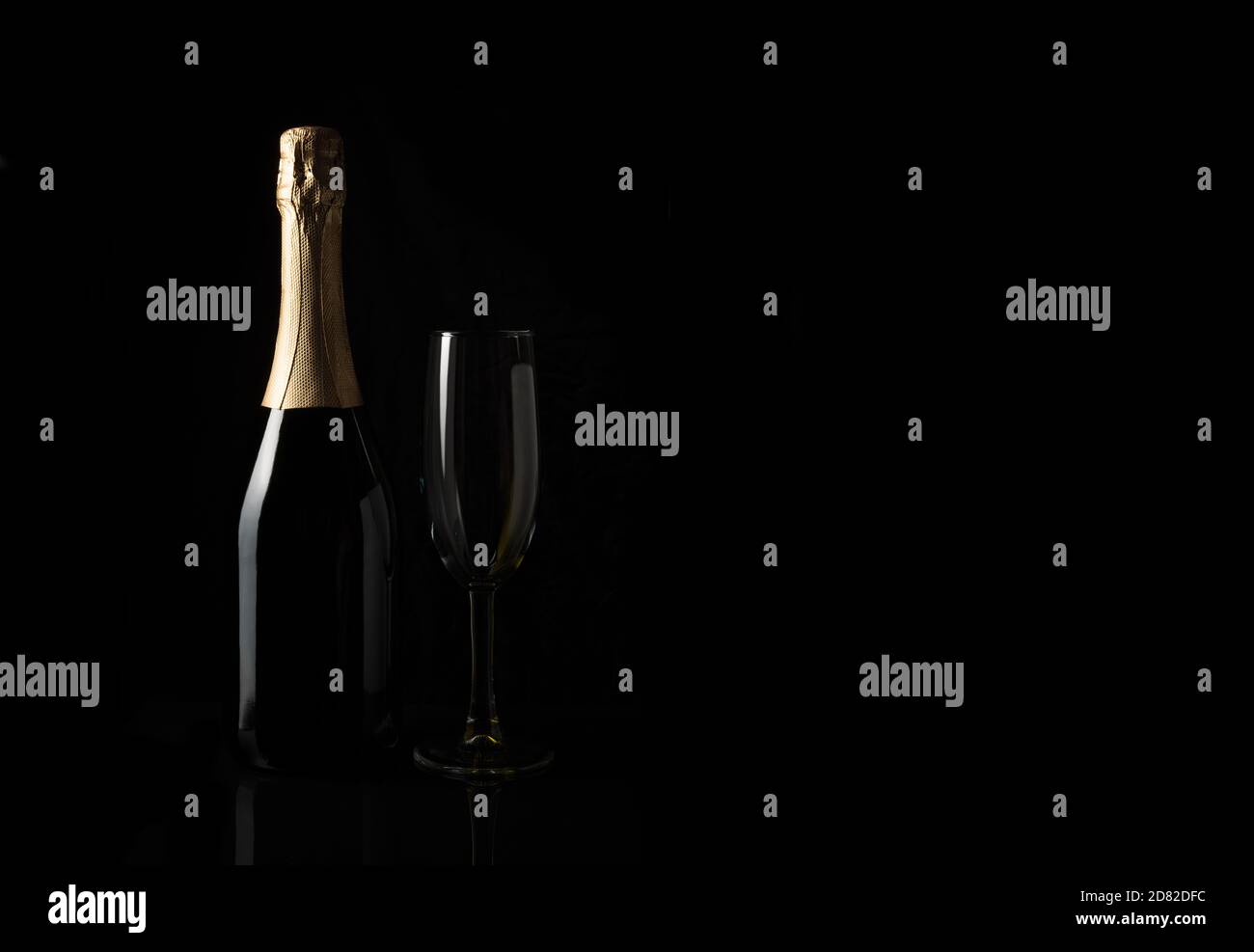 Champagner auf schwarzem Hintergrund mit Platz zum Kopieren. Stockfoto