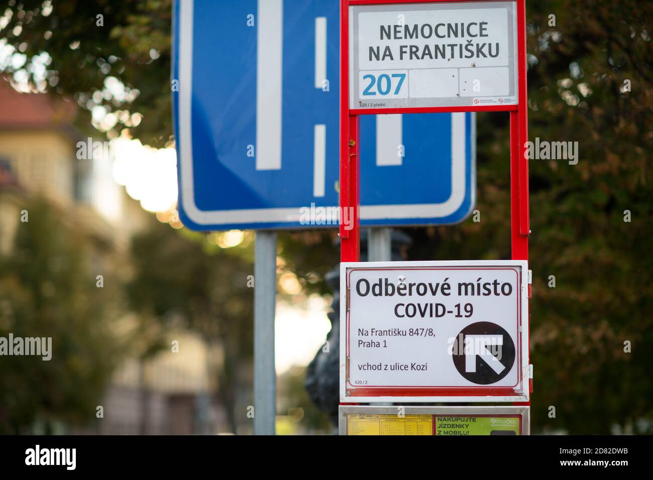 PRAG - 8. Oktober 2020: Bushaltestelle mit covid Testpunkt Richtung Zeichen in Prag Tschechische Republik. Stockfoto
