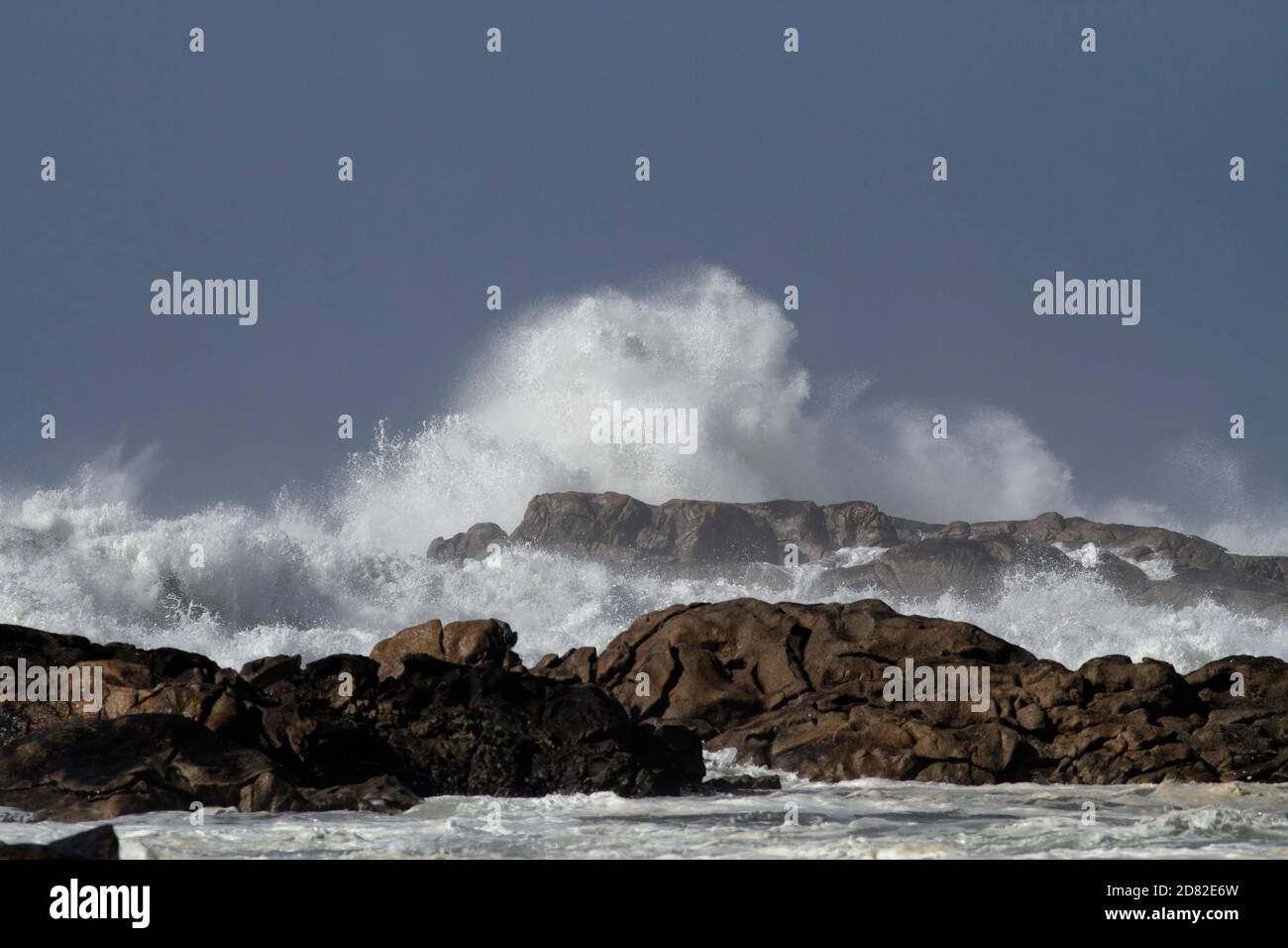 Sonnige Sturm in der nördlichen portugiesischen felsigen Küste sehen groß Wellenspritzer Stockfoto