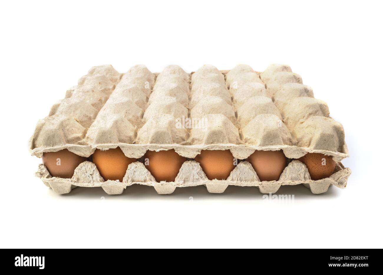 Hühnereier in einem Karton isoliert auf weiß. Seitenansicht, Marktplatz. Stockfoto