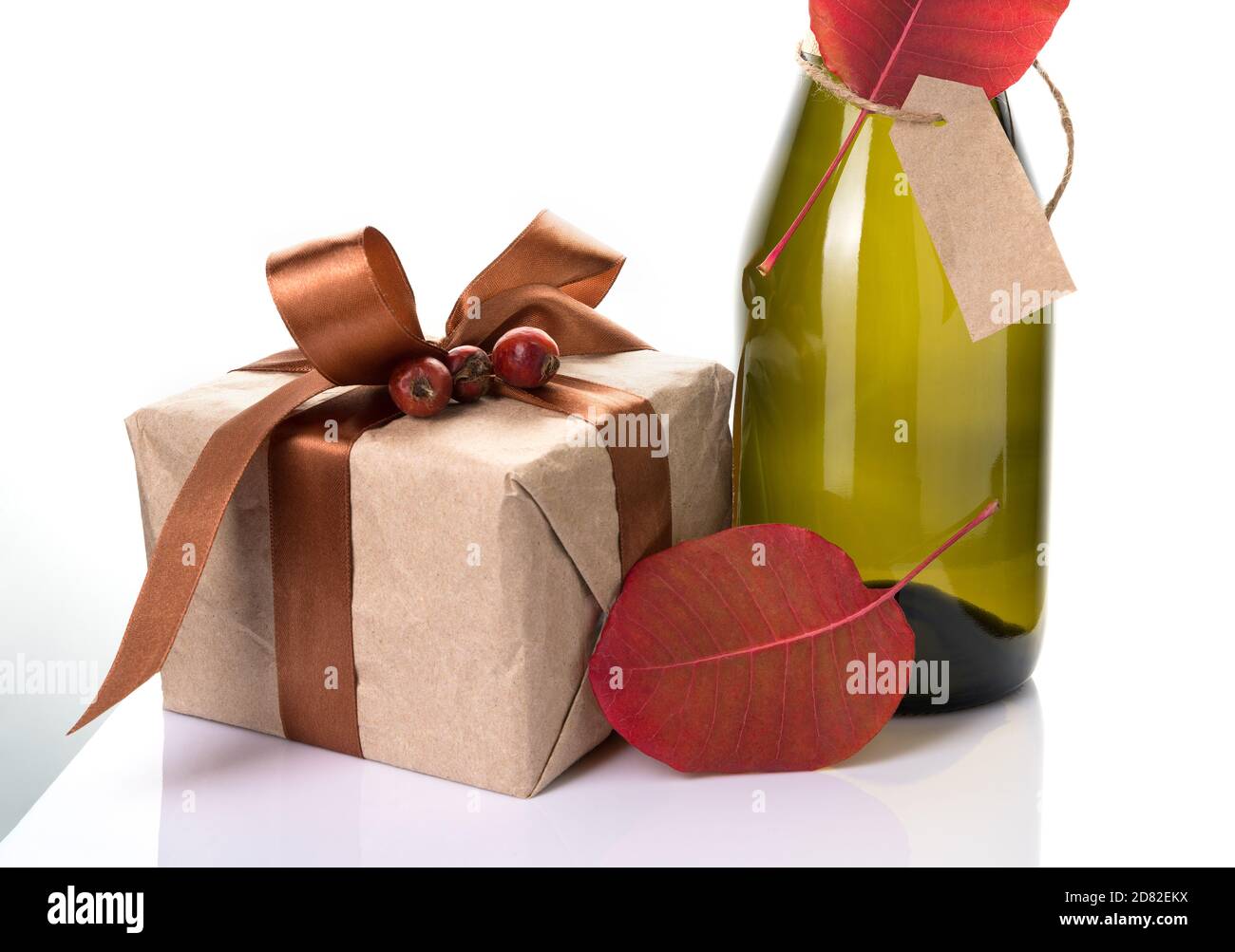 Urlaub Hintergrund mit Geschenkbox und Champagner. Horizontale Ausrichtung. Stockfoto