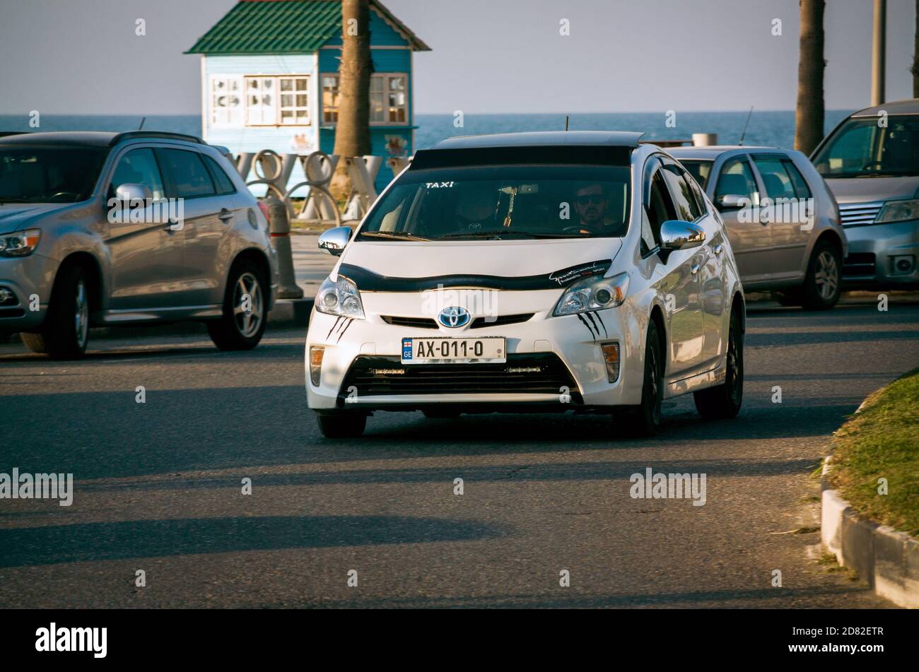 Batumi. Georgien - 14. Oktober 2020: Toyota prius auf der Straße von Batumi Stockfoto