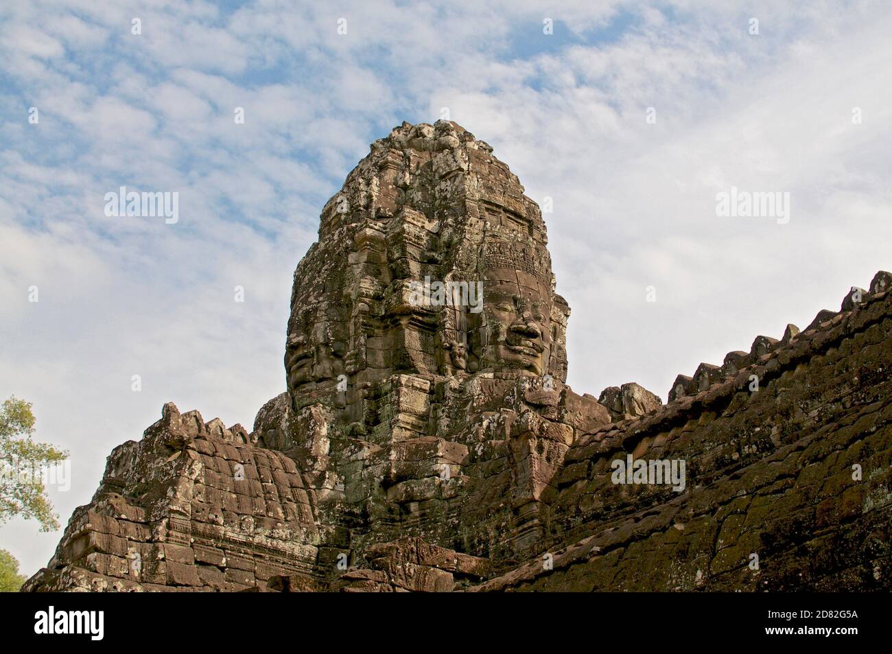 Blick auf einen Steingesicht-Turm am Bayon-Tempel in Siem Reap, Kambodscha Stockfoto