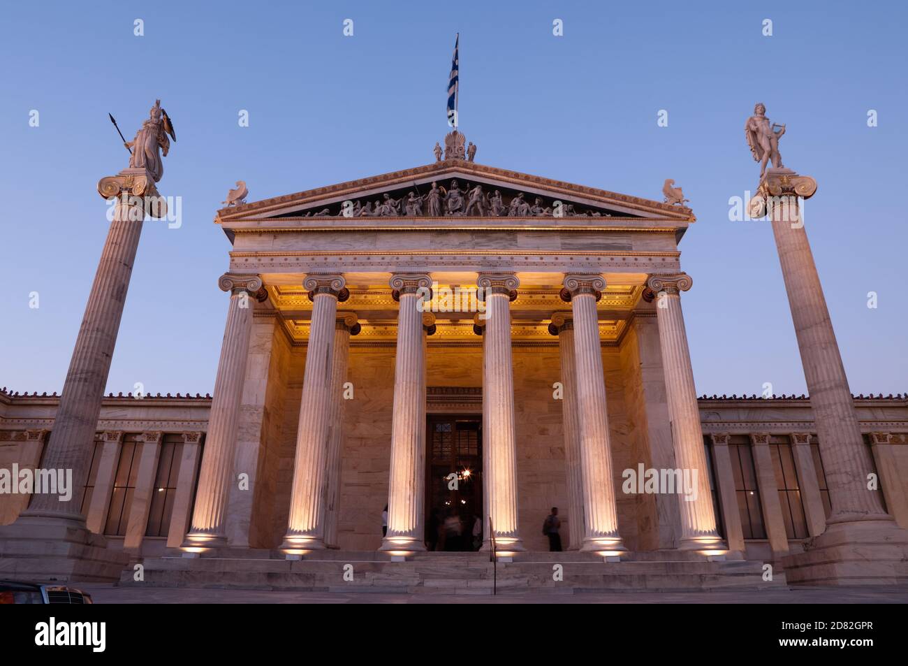 Der Eingang der Akademie von Athen hat Elemente, die von der östlichen Seite von Erechtheion, auf Akropolis. Stockfoto