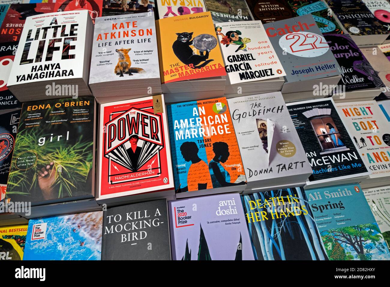 Auswahl an Taschenbüchern auf einem Tisch im Waterstones Bookshop in der Princes Street, Edinburgh, Schottland, Großbritannien. Stockfoto
