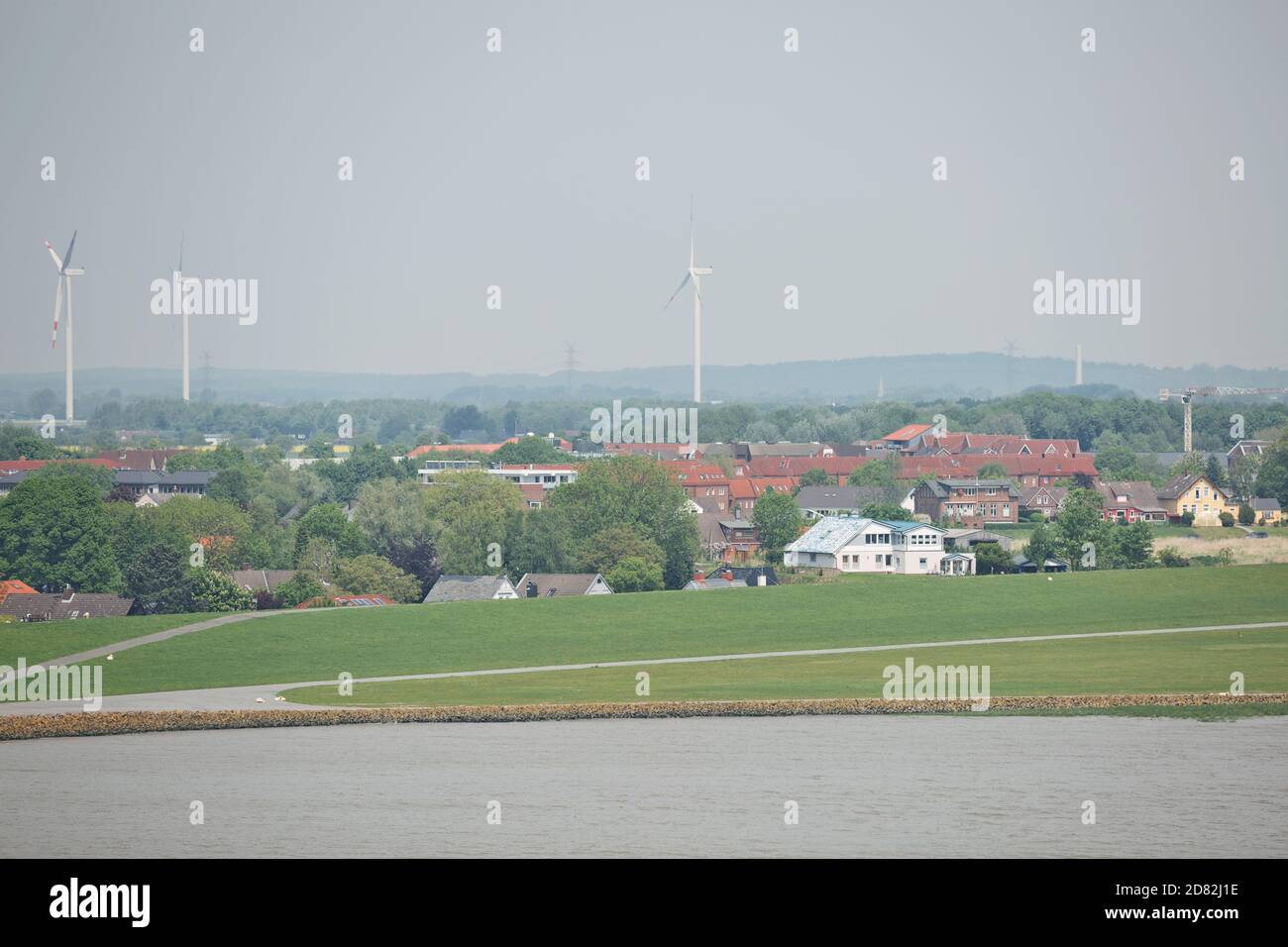 Windmühlen Kraftwerke und Turbinen erzeugen erneuerbare grüne Energie in der Nähe des Kieler Kanals in Deutschland. Stockfoto