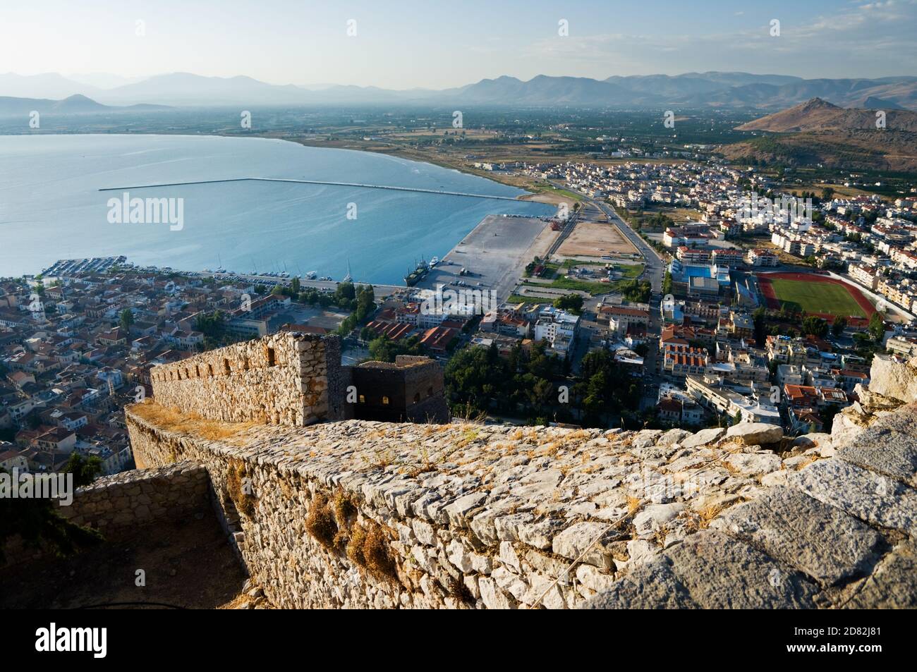 Imposante Mauern der venezianischen Festung Palamidi im Hintergrund die Bucht und die kleine Stadt Nafplion, Griechenland Stockfoto