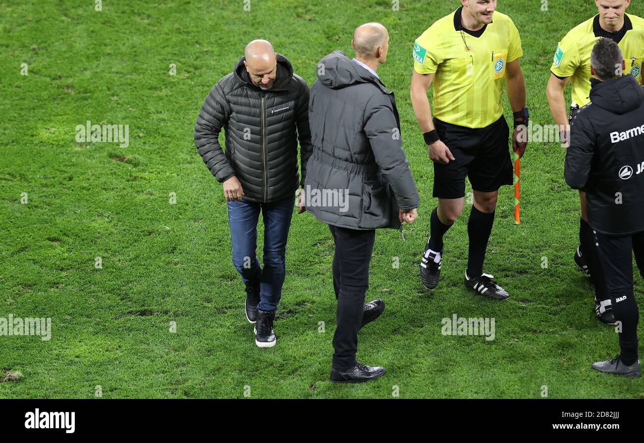 Leverkusen, Deutschland. 27. Okt, 2020. firo: 26.10.2020 Fuvuball: Fußball: 1. Bundesliga-Saison 2020/21 Bayer Leverkusen - FC Augsburg Heiko herrlich und Peter Posz Quelle: dpa/Alamy Live News Stockfoto